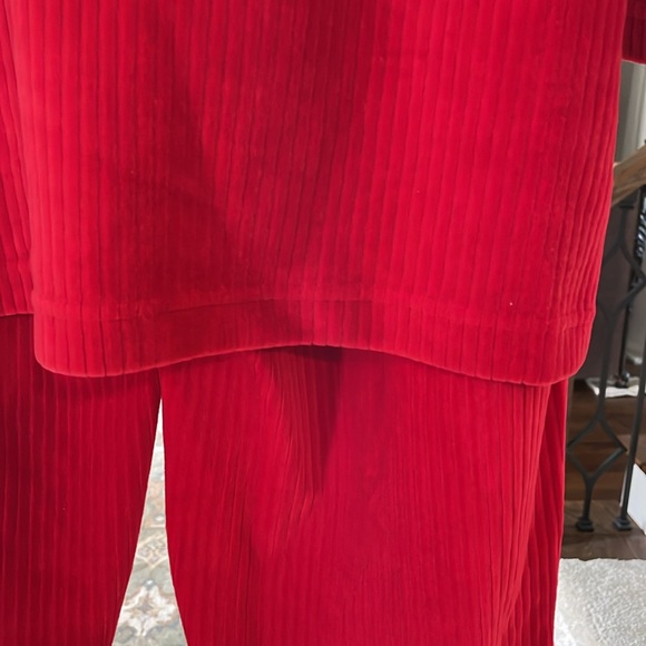 Red Two-Piece Lounge Set - Picture 3 of 9